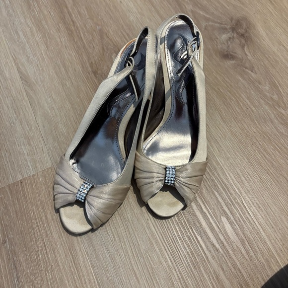 Nina Champagne Gold Satin Slingback Kitten Heels Rhinestone Bow Size 6M / EU 36 - Picture 1 of 8